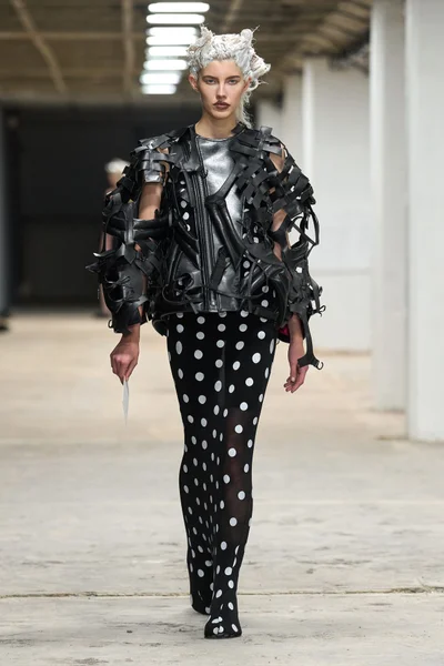 Look 27